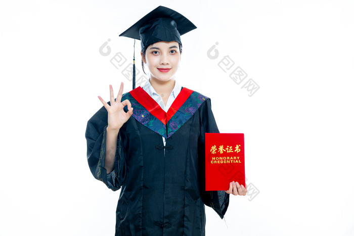 手拿毕业证书黑板穿学士服的大学毕业生