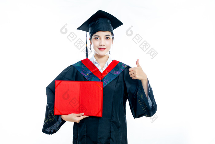 手拿毕业证书黑板穿学士服的大学毕业生