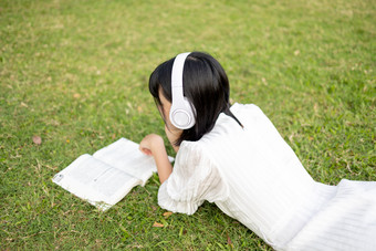 草地上的少女女生<strong>美女</strong>女孩子阅读学习