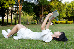 草地上的少女女生美女女孩子阅读学习