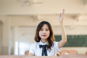 正在教室自习学习看书的学生