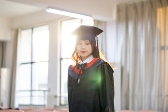 大学生毕业穿学士服<strong>毕业照</strong>