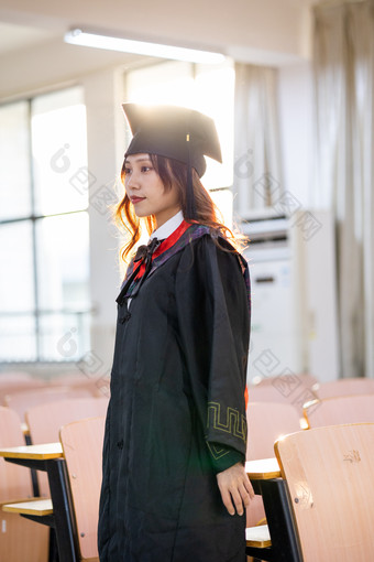 大学生毕业穿<strong>学士服</strong>毕业照