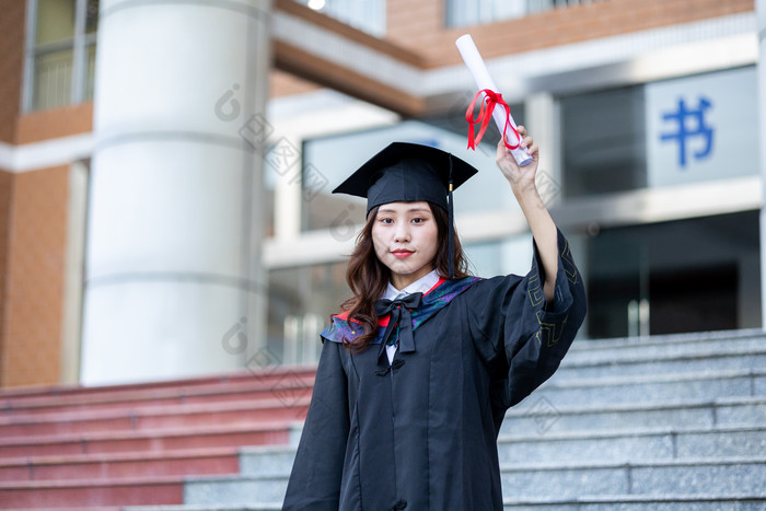 大学生毕业穿学士服毕业照