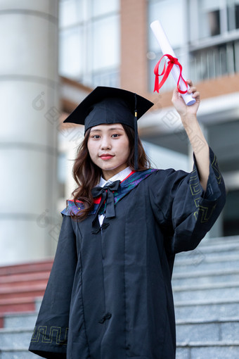 大学生毕业穿学士服<strong>毕业照</strong>