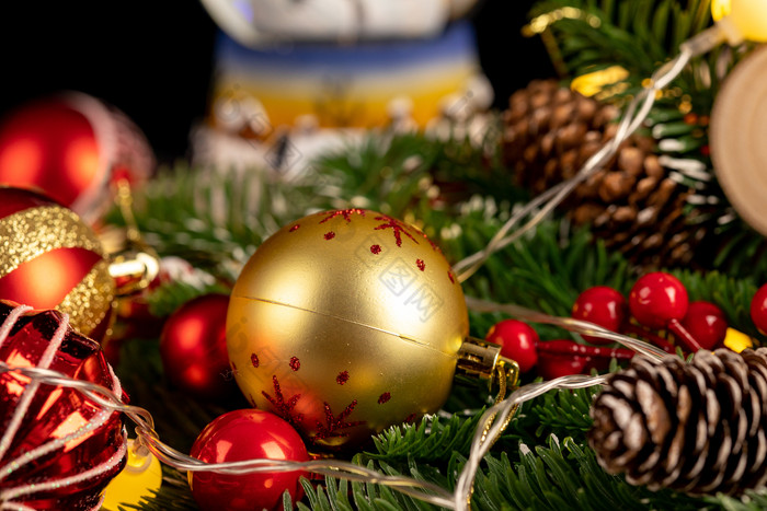 平安夜圣诞节日旋转的水晶球