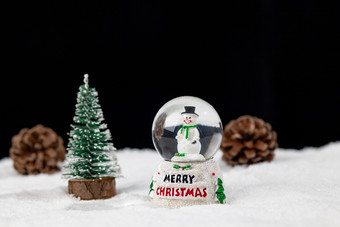 雪上的圣诞节装饰球水晶球<strong>圣诞树</strong>