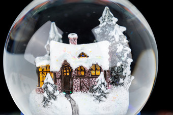 雪上的圣诞节装饰球水晶球圣诞树