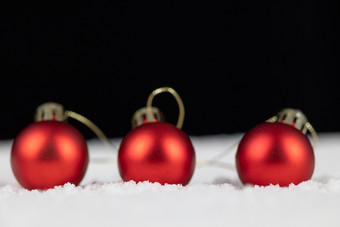雪上的圣诞节装饰<strong>球水晶球</strong>圣诞树