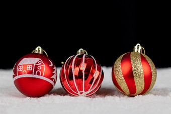 雪上的<strong>圣诞节</strong>装饰<strong>球水晶球</strong>圣诞树