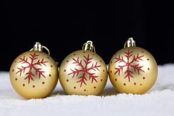 雪上的<strong>圣诞节</strong>装饰<strong>球水晶球</strong>圣诞树