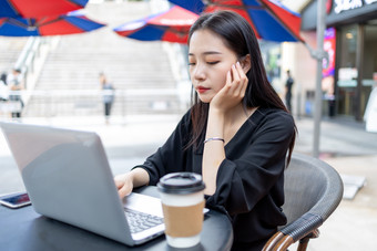 <strong>商务</strong>人像下午白领女性咖啡店办公