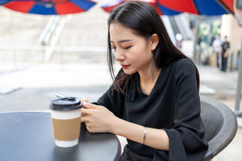 <strong>商务</strong>人像下午白领女性咖啡店办公