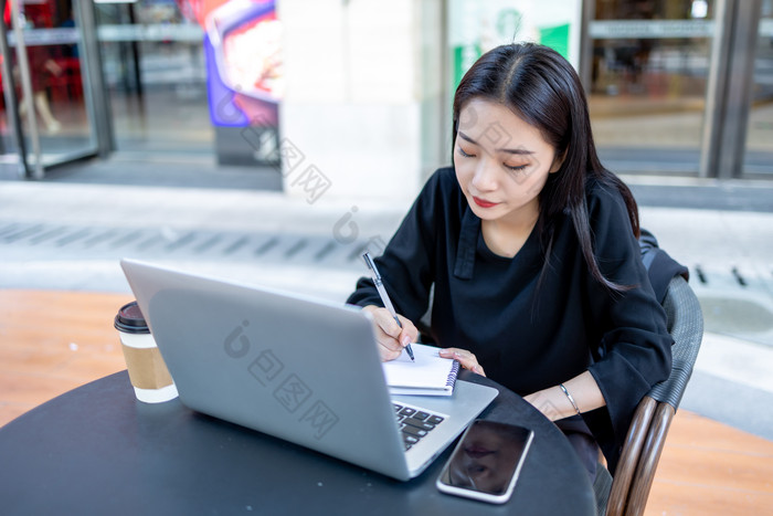 商务人像下午白领女性咖啡店办公