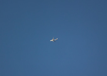高空中飞行的飞机实拍4k