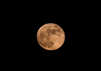 飞机飞越掠过大月亮满月