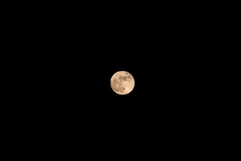 飞机飞越掠过大月亮满月