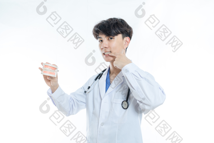 牙科医生手拿假牙齿动作展示图片-包图网企业站