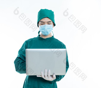 穿手术服的外壳医生拿笔记本电脑形象