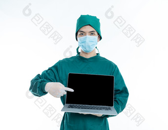 穿手术服的外壳医生拿笔记本电脑形象