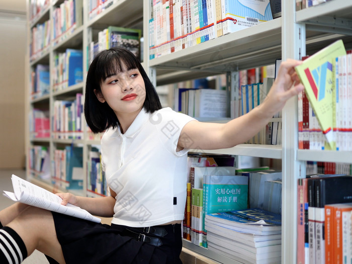 图书馆看书的女大学生学习阅读书写作业孩子读书