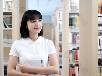 图书馆看书的女<strong>大学生</strong>学习阅读书写作业