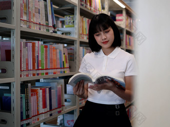 图书馆<strong>看书</strong>的女大学生学习阅读书写作业