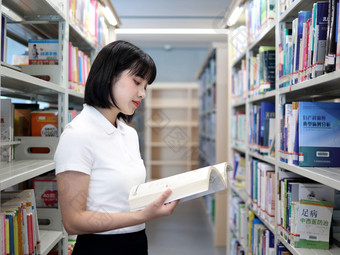 图书馆看书的女大学生学习阅读书写作业