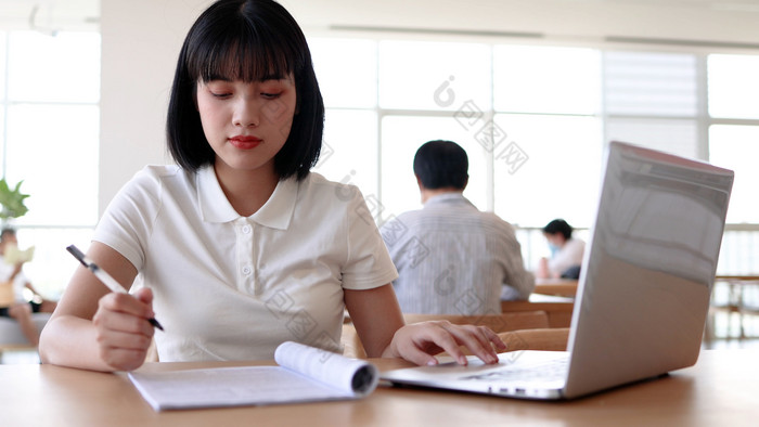 图书馆看书的女大学生学习阅读书写作业孩子读书