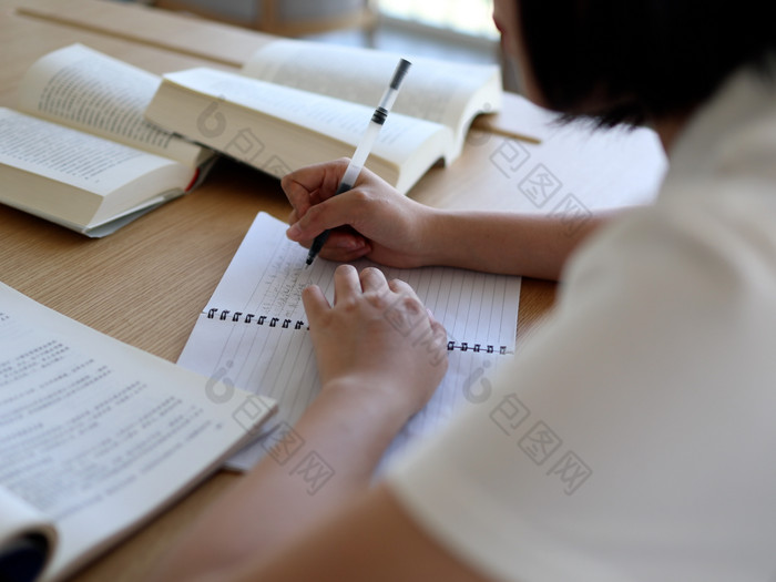 图书馆看书的女大学生学习阅读书写作业孩子读书