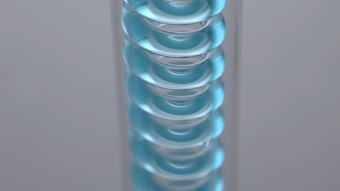 水通过科学玻璃冷凝器实验室设备流动