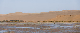 沙漠黄沙坡小溪流