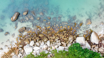 蓝色大海礁石海浪度假摄影图