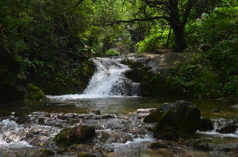 夏日山林里的瀑布溪流