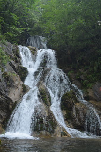 夏日山林里的瀑布溪流