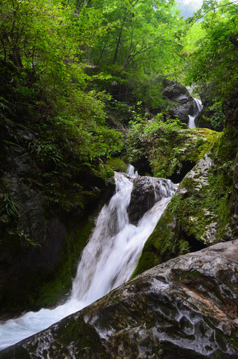 夏日山林里的瀑布溪流