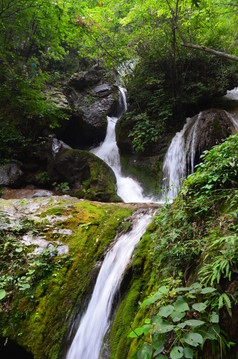 夏日山林里的瀑布溪流