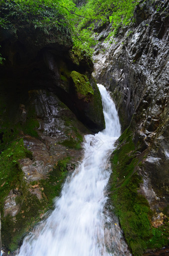 夏日山林里的瀑布溪流