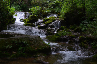 夏日山林里的瀑布溪流