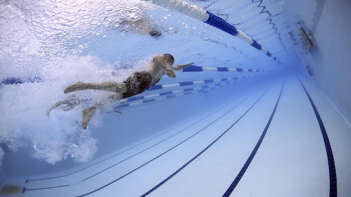 体育音效自由泳划水泳池