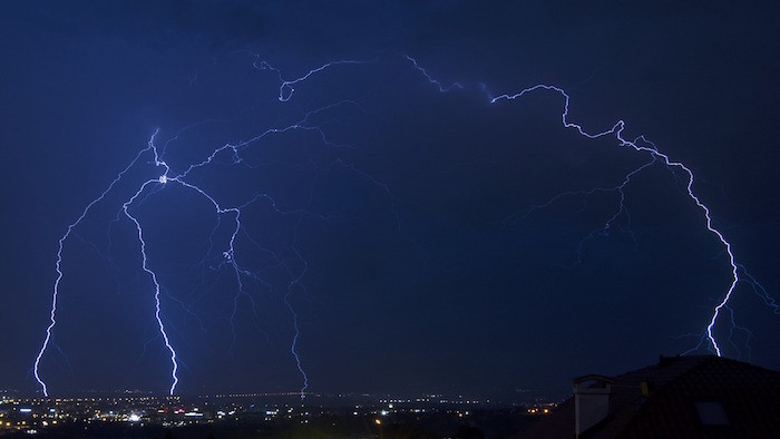 远处传来闷雷声炸雷声