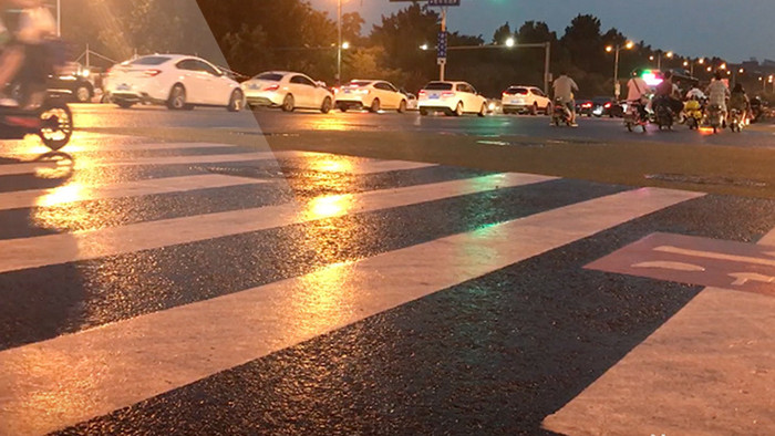 马路下雨后的街道十字路口实拍视频