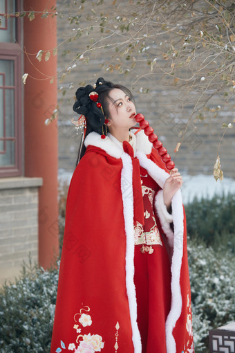 雪天户外身穿中式红色汉服的亚洲少女