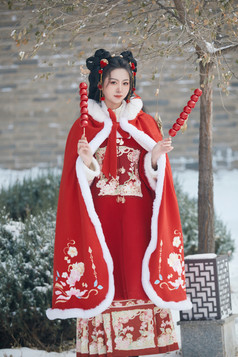 雪天户外身穿中式红色汉服的亚洲少女