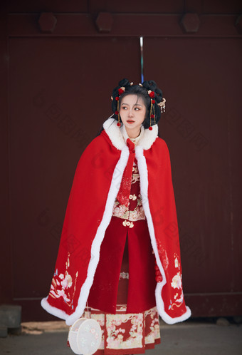 雪天户外身穿<strong>中式红色</strong>汉服的亚洲少女