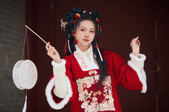 雪天户外身穿中式红色汉服的亚洲少女