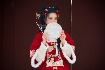 雪天户外身穿<strong>中式红色</strong>汉服的亚洲少女