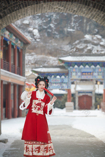 雪天户外身穿中式红色汉服的亚洲少女