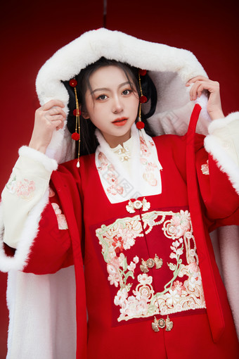 雪天户外身穿中式红色汉服的亚洲少女