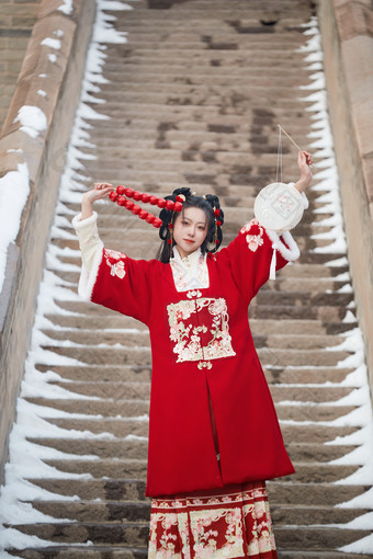 雪天户外身穿中式红色汉服的亚洲少女